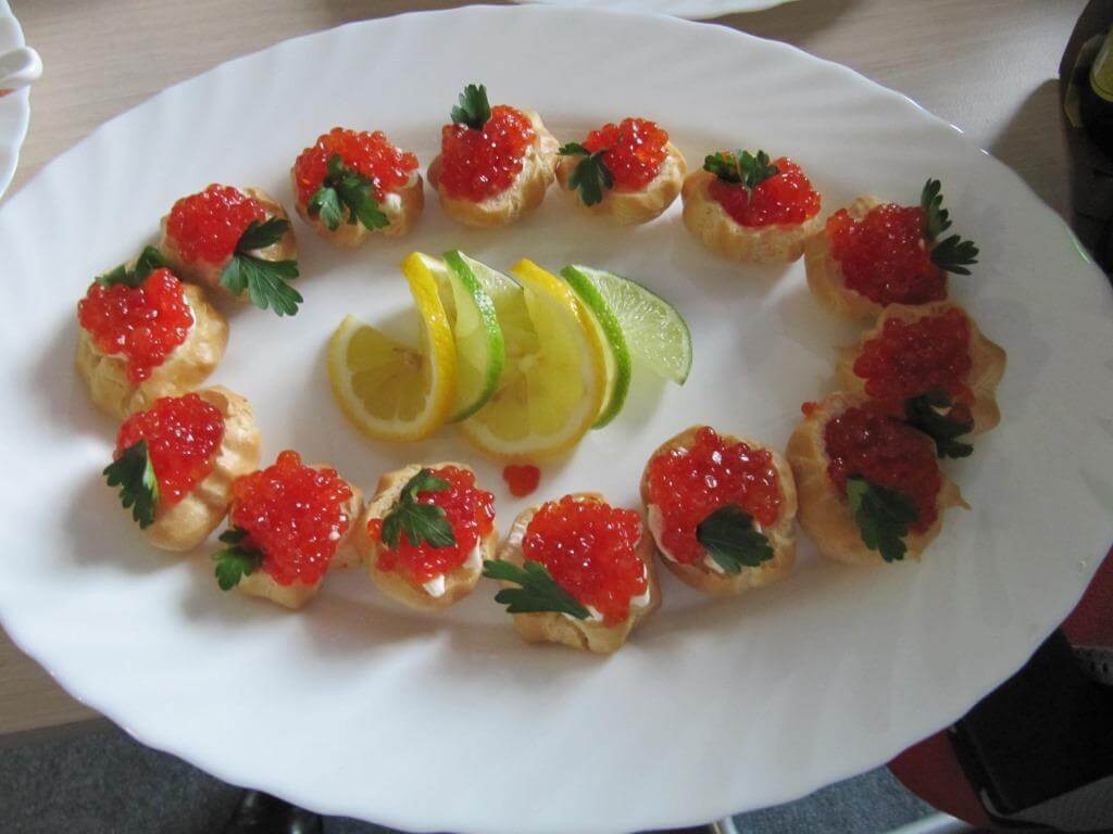 Профитроль с икрой и сливочным кремом