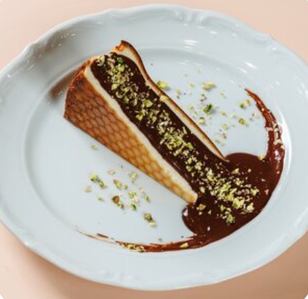 Чизкейк "Сан Себастьян" с шоколадным соусом и фисташками
