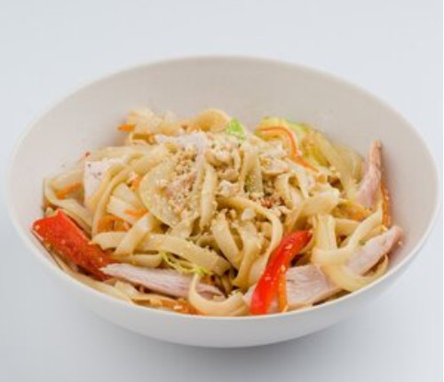 Вок с цыпленком и пшеничной лапшой