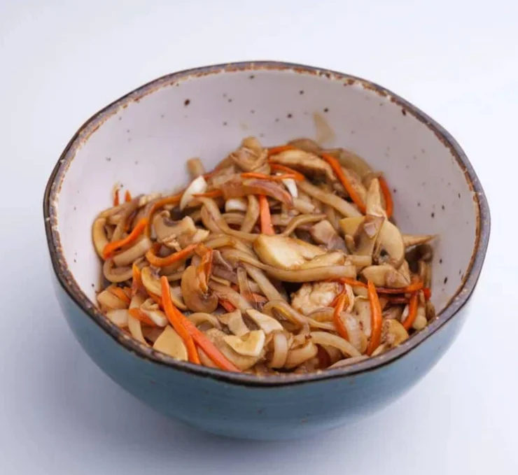 Удон с курицей и грибами