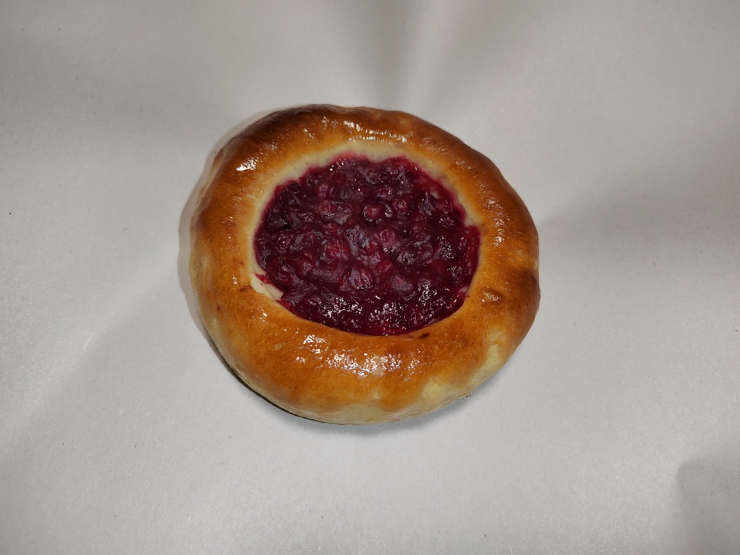 Ватрушка с брусникой