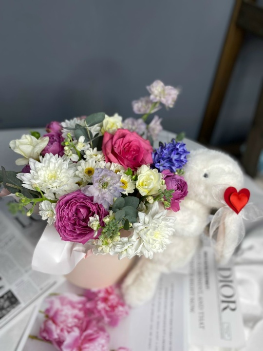 Большая красивая коробочками с ароматными цветами и милым плюшевым зайкой