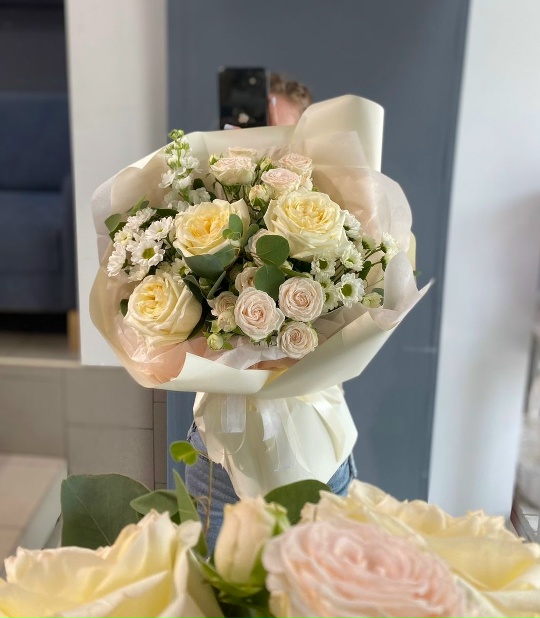 Нежный букет из пионовидных роз