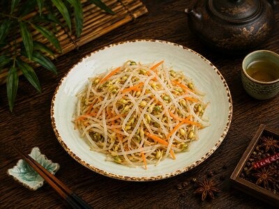 Салат с ростками сои