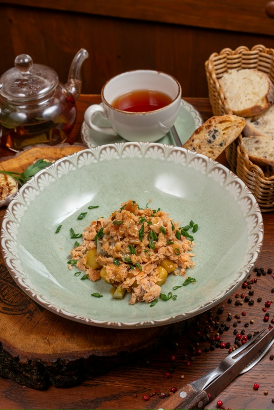 Теплый салат с копченой форелью