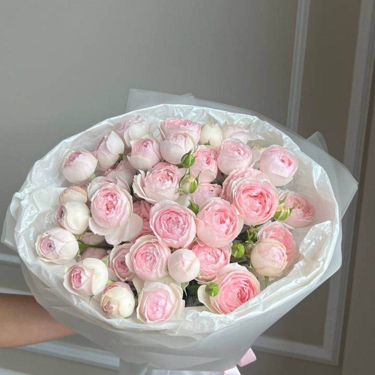 Моно букет из розовых кустовых пионовидных роз (предзаказ)