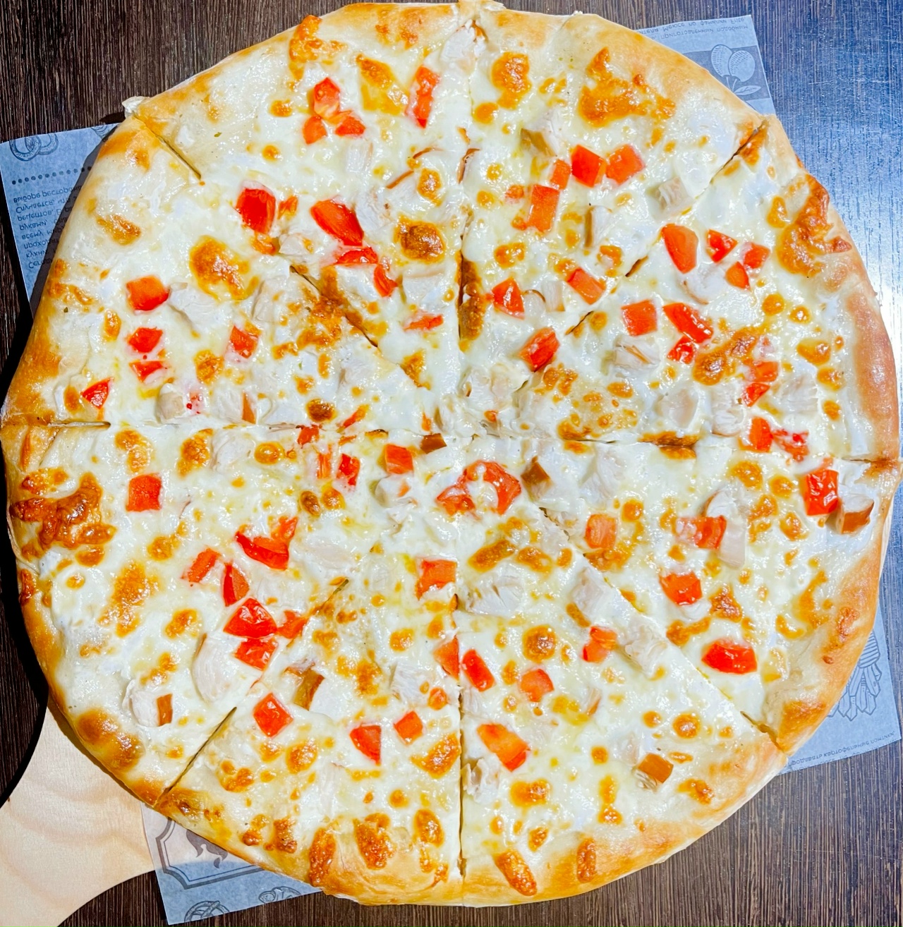 Нежная с курицей и томатом  25 см