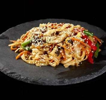 Удон с курицей и овощами