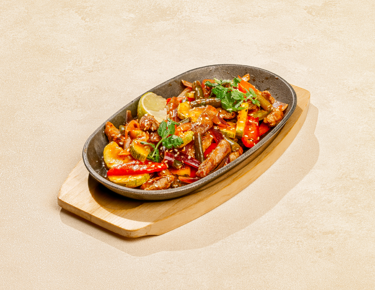 Свиная вырезка с овощами в соусе сальса