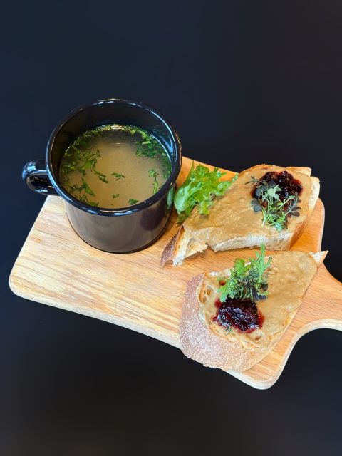 Куриный бульон с паштетом на тапасах