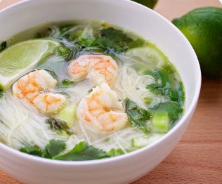 Суп с фунчозой и креветкой