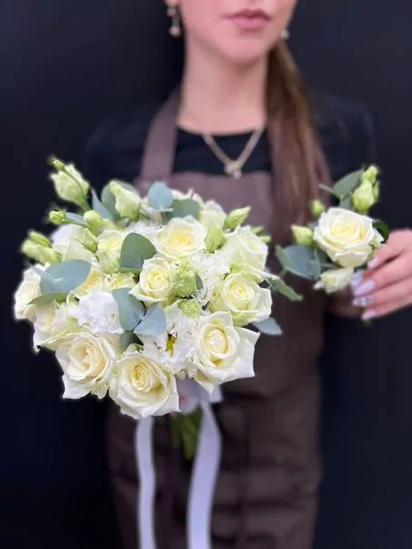 Букет невесты из белых роз и эвкалипта с фиолетовой лентой