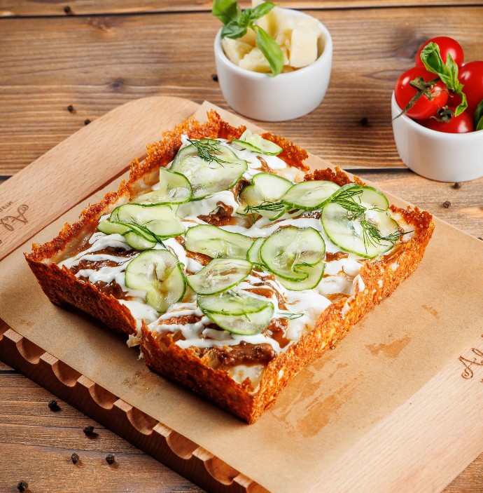 С рваной говядиной и малосольными огурчиками