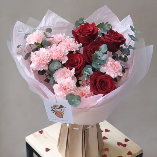 Букет из красных роз Эксплорер и розовых диантусов