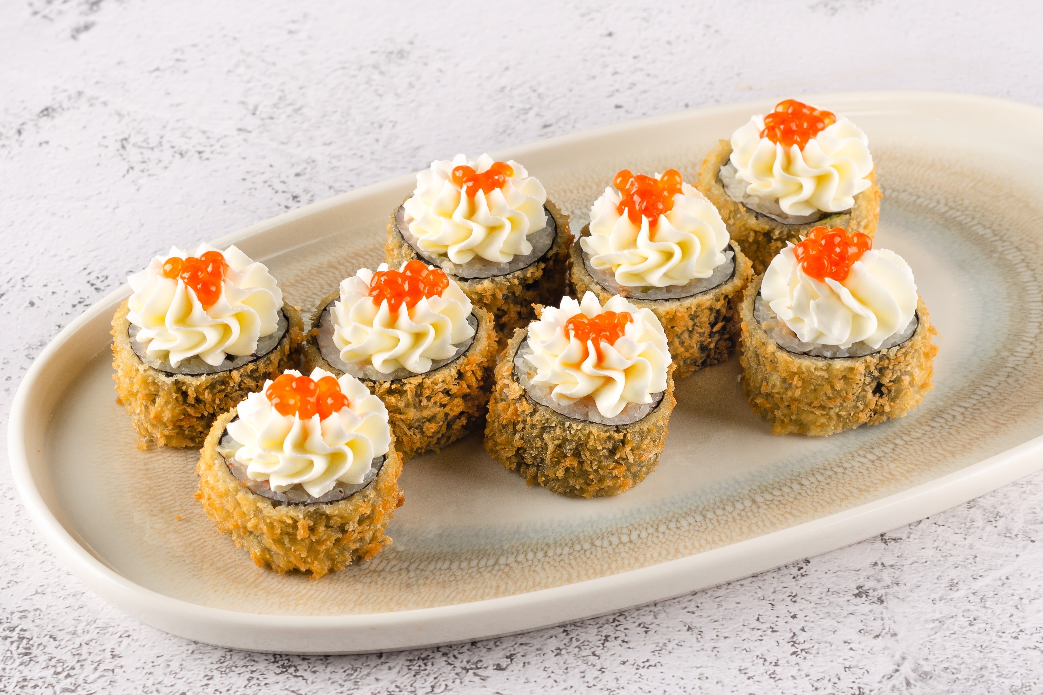 Темпура ролл с угрем и красной икрой