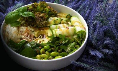 Большой зелёный салат с Авокадо