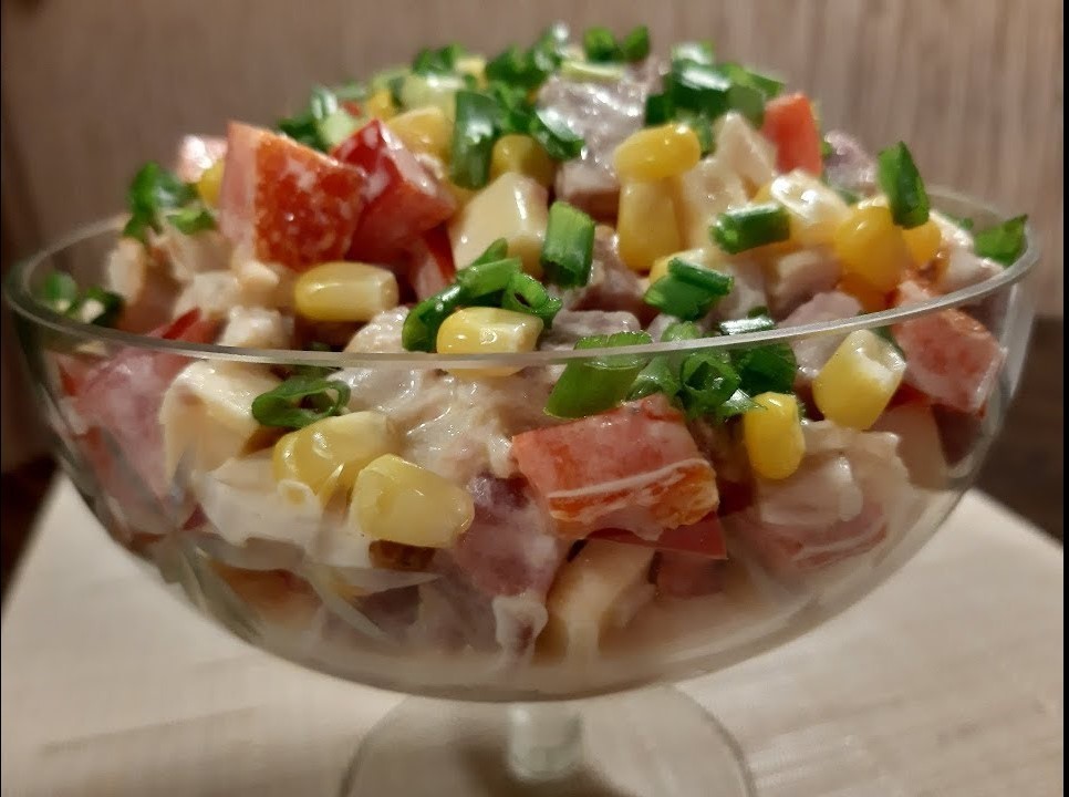 Салат с ветчиной и ананасом