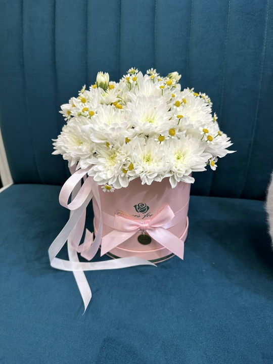 Композиция из нежных ромашек и пышных хризантем