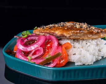 Угорь гриль с рисом и овощами