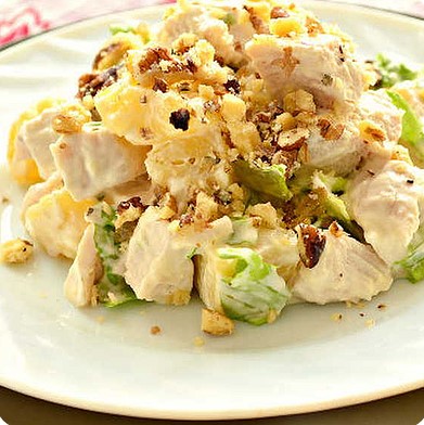 Салат с курицей и ананасами