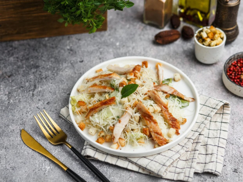 Салат Цезарь с курицей