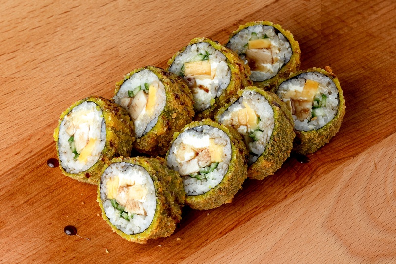 Жареный ролл с курицей