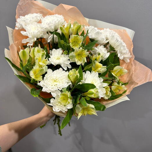 Стойкая альстромерия и хризантемы