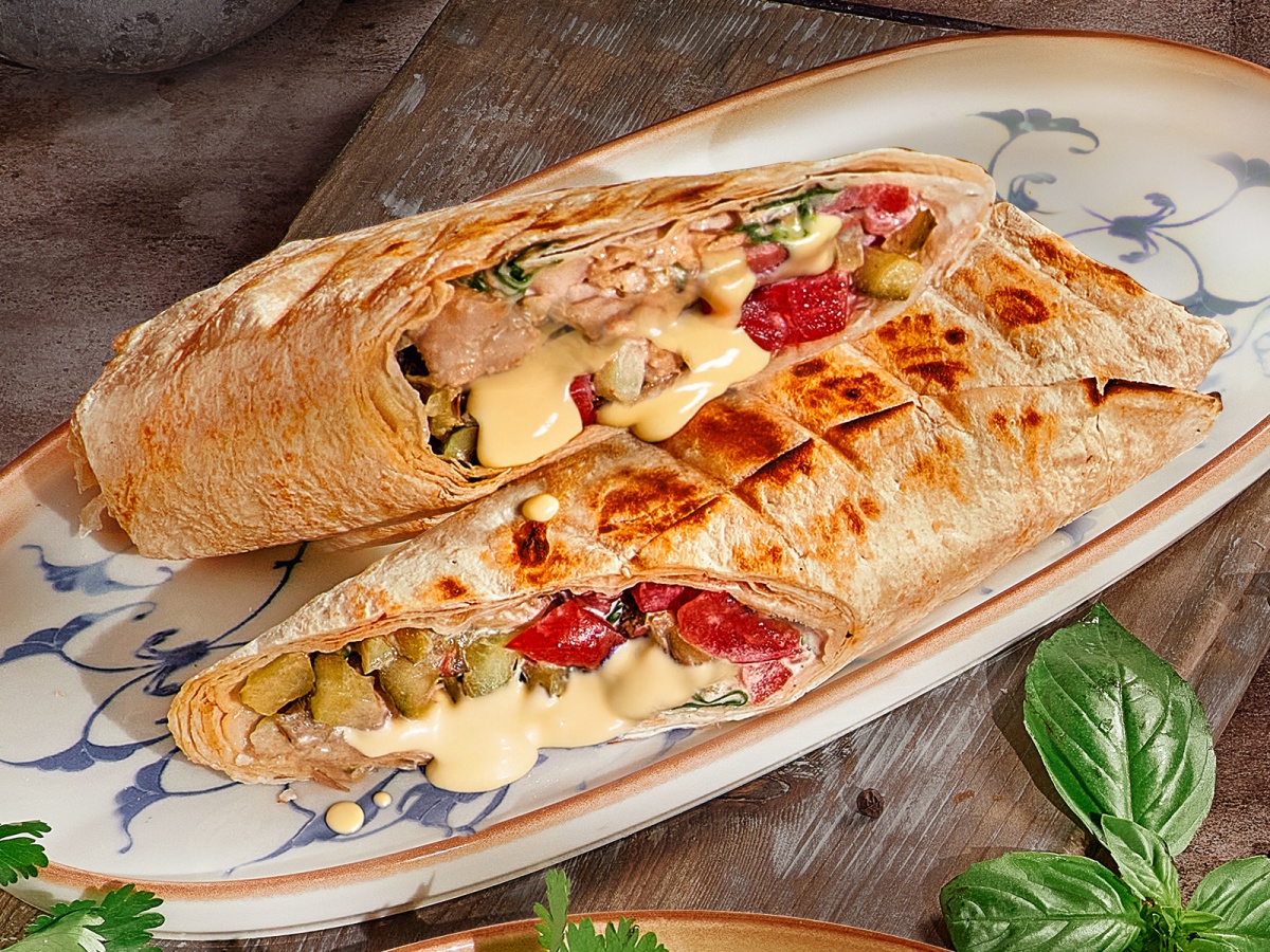 Шаурма с курицей с сырным соусом