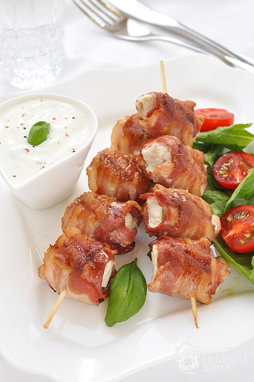 Шашлычки куриные в беконе на шпажке