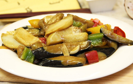 Баклажаны с картофелем и болгарским перцем