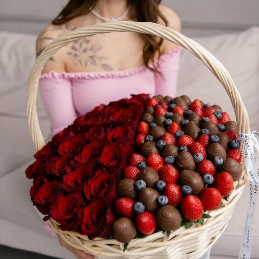 Корзина с цветами и клубникой роскошь в деталях 