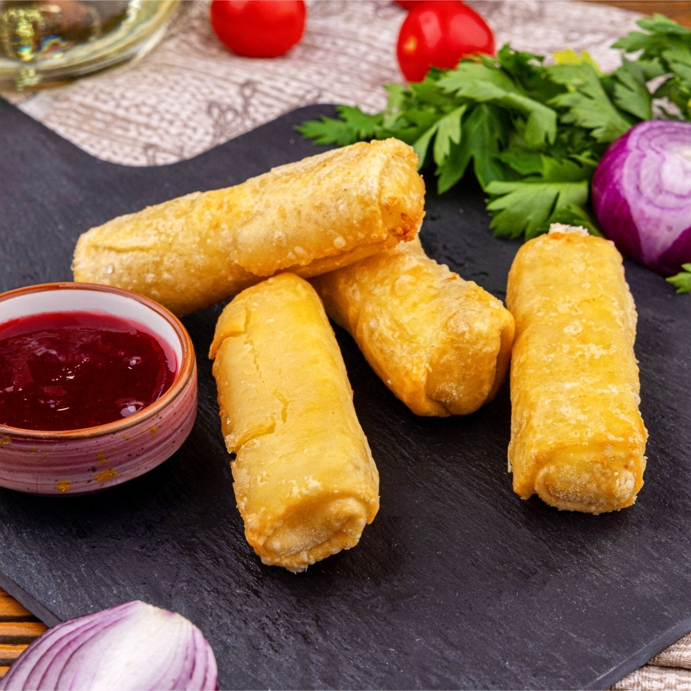 Сырные палочки Фирменные с брусничным соусом
