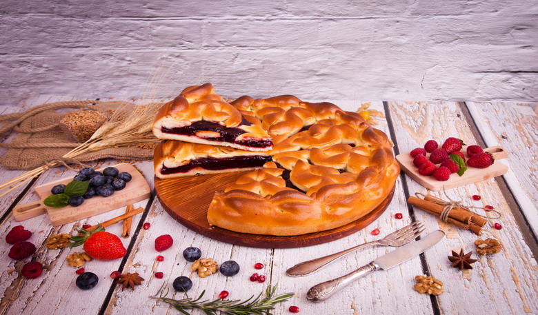 Осетинский пирог с ежевикой