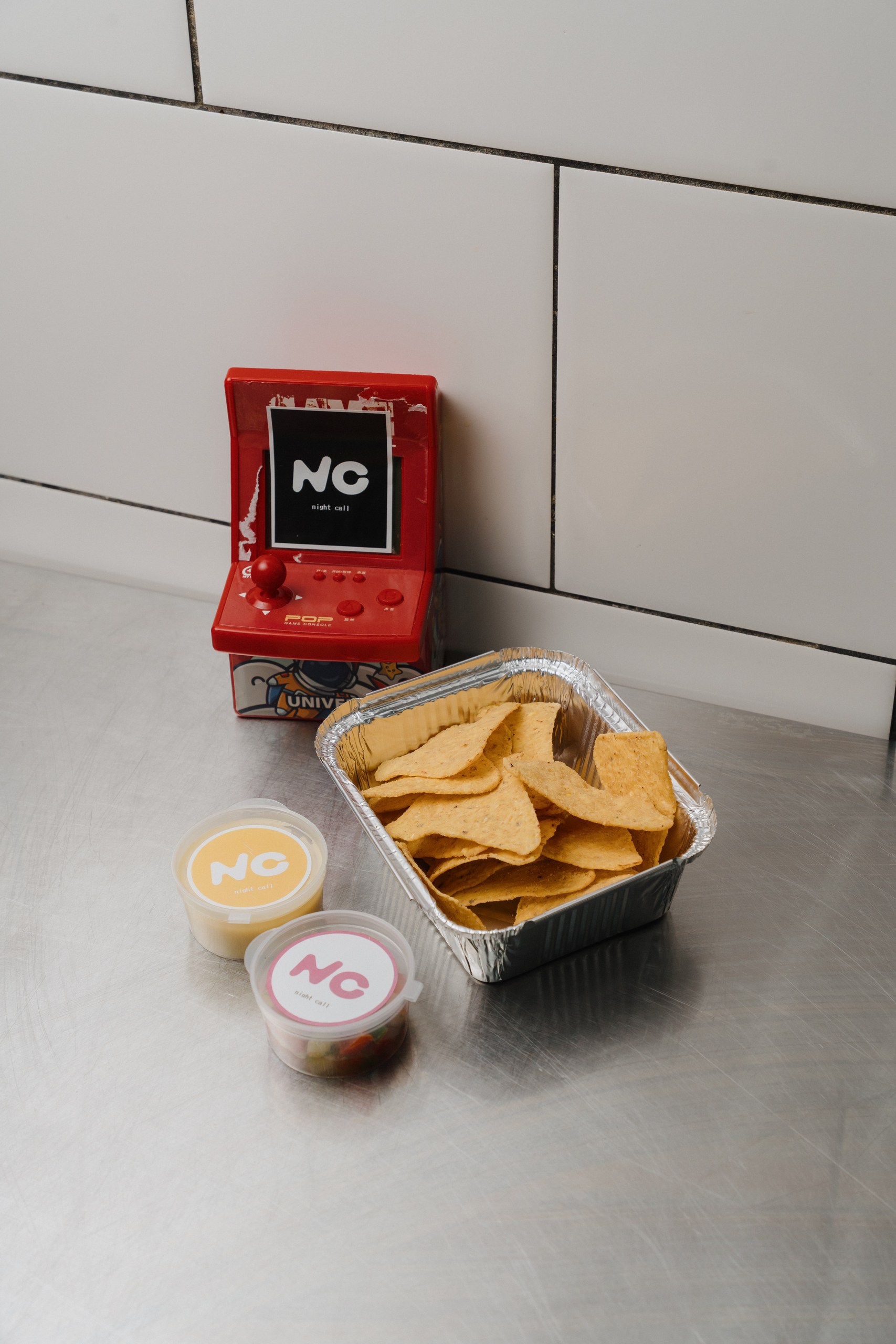 Начос с сырным соусом и сальсой