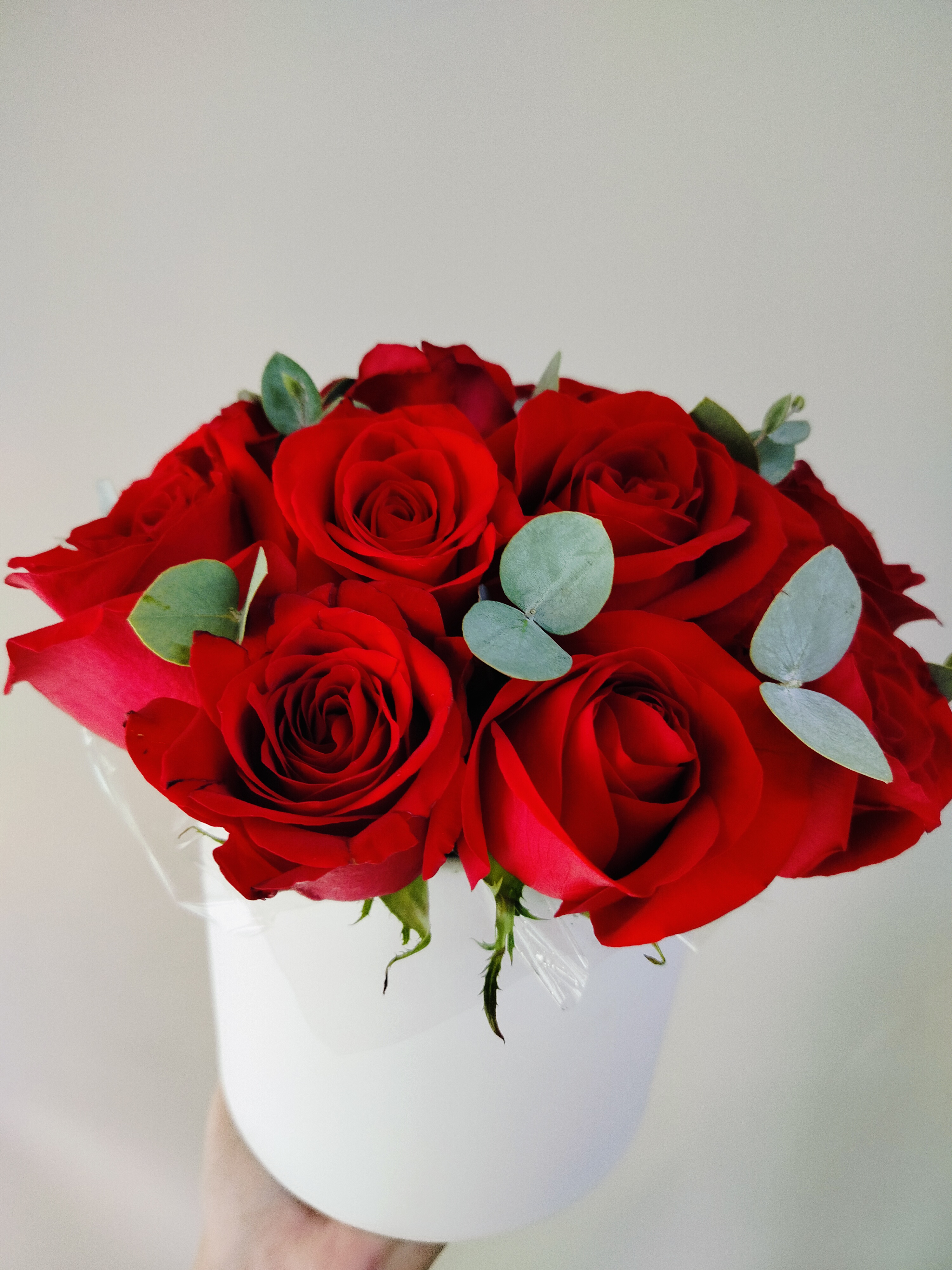Композиция из красных роз с эвкалиптом