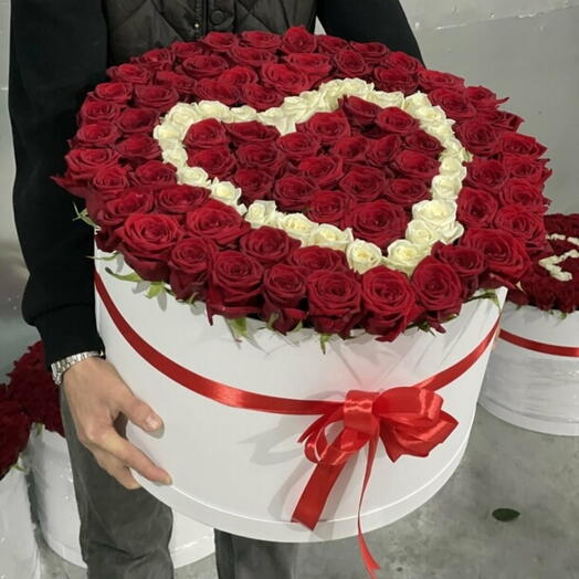 Цветы в коробке 165 роз