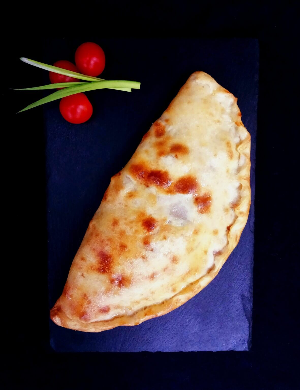 Кальцоне с курицей и грибами