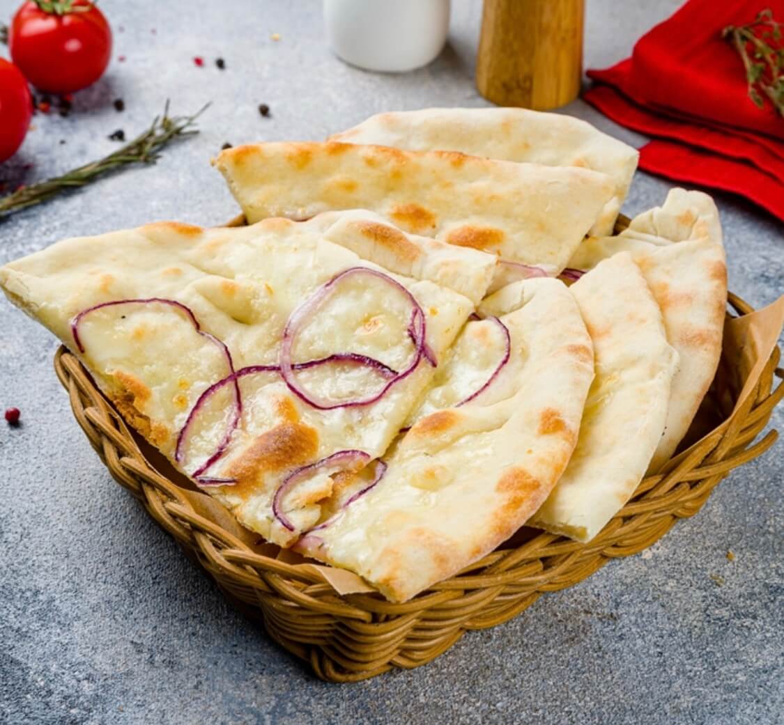 Фокачча с луком и моцареллой