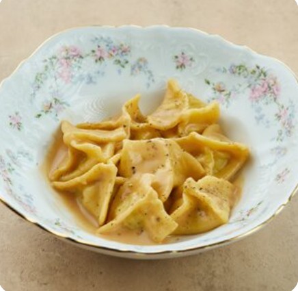 Мясные пельмени с соусом из сельдерея