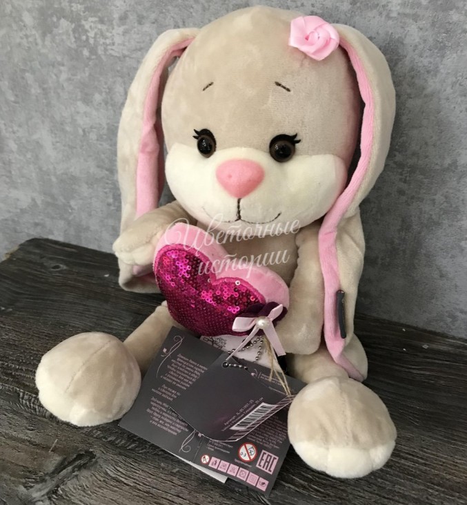 Зайка с розовым сердцем