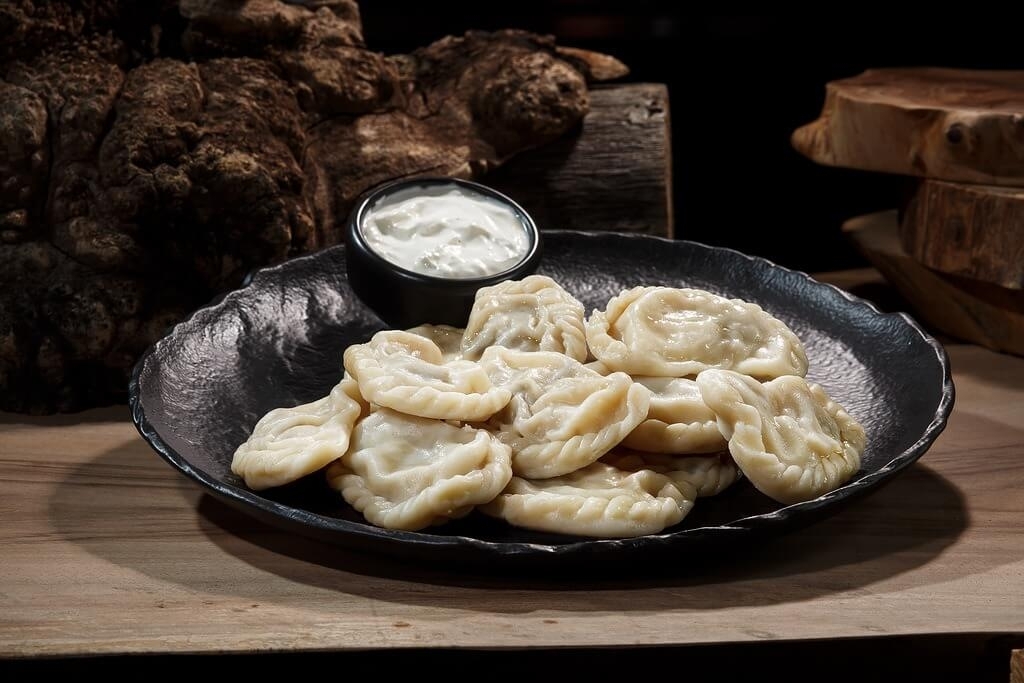 Вареники с сырым картофелем и шпиком