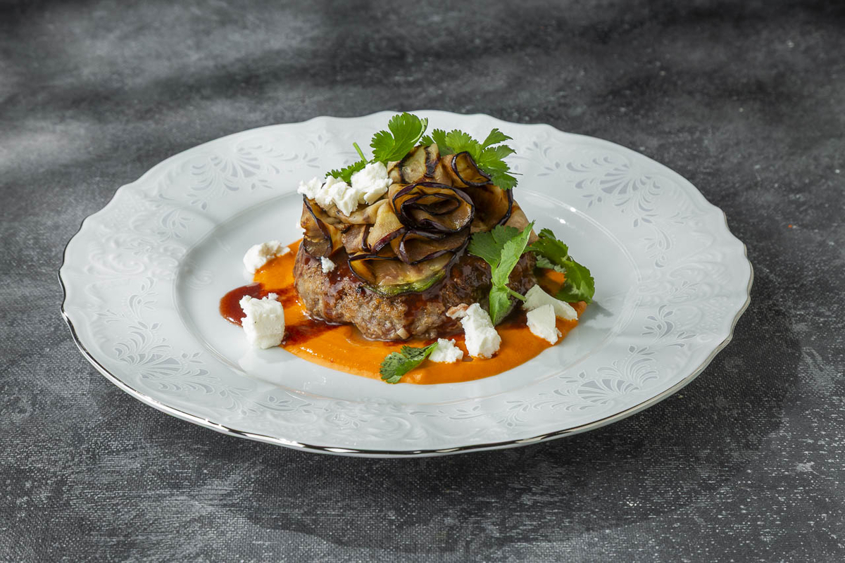 Котелта из баранины с печёным баклажаном и брынзой