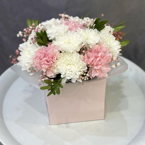 Букет из хризантем и диантусов в коробке (к2005)