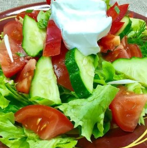 Салат овощной со сметаной