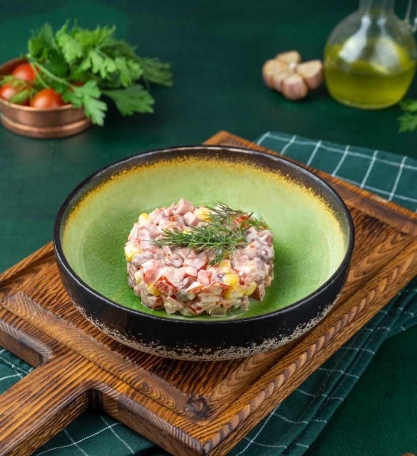 Салат с фасолью и колбасой