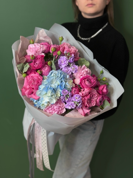 Букет с гортензией и малиновыми розами