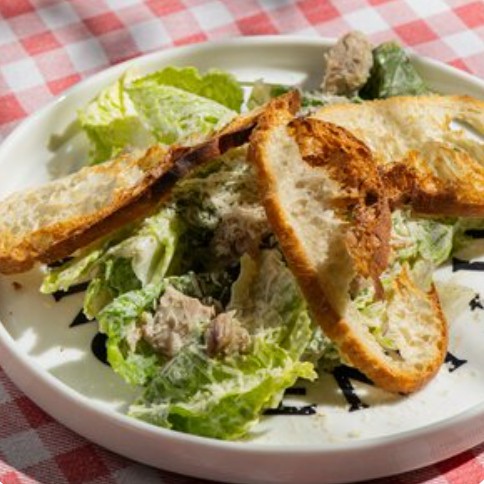 Салат Цезарь с курицей