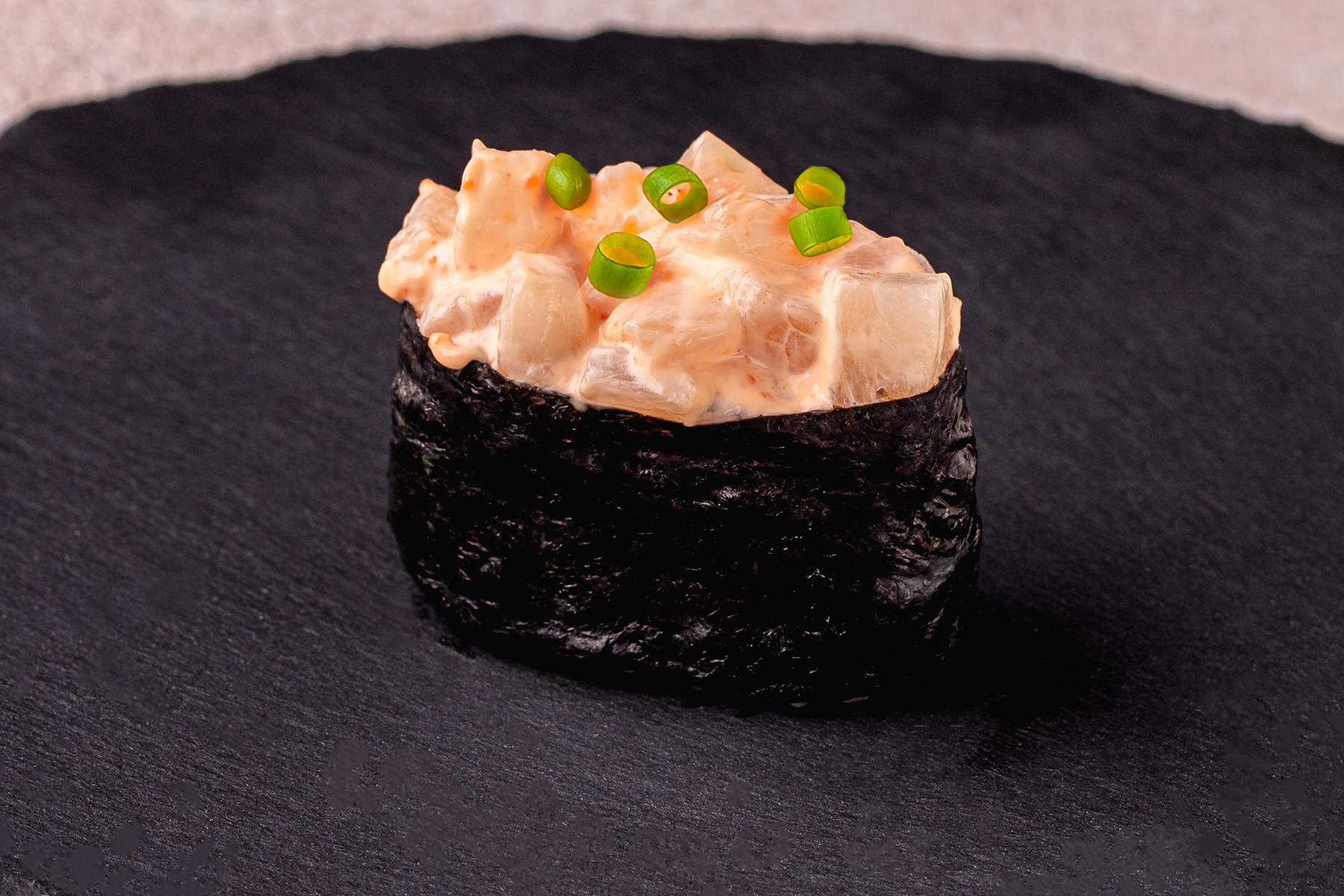 Острые суши с гребешком