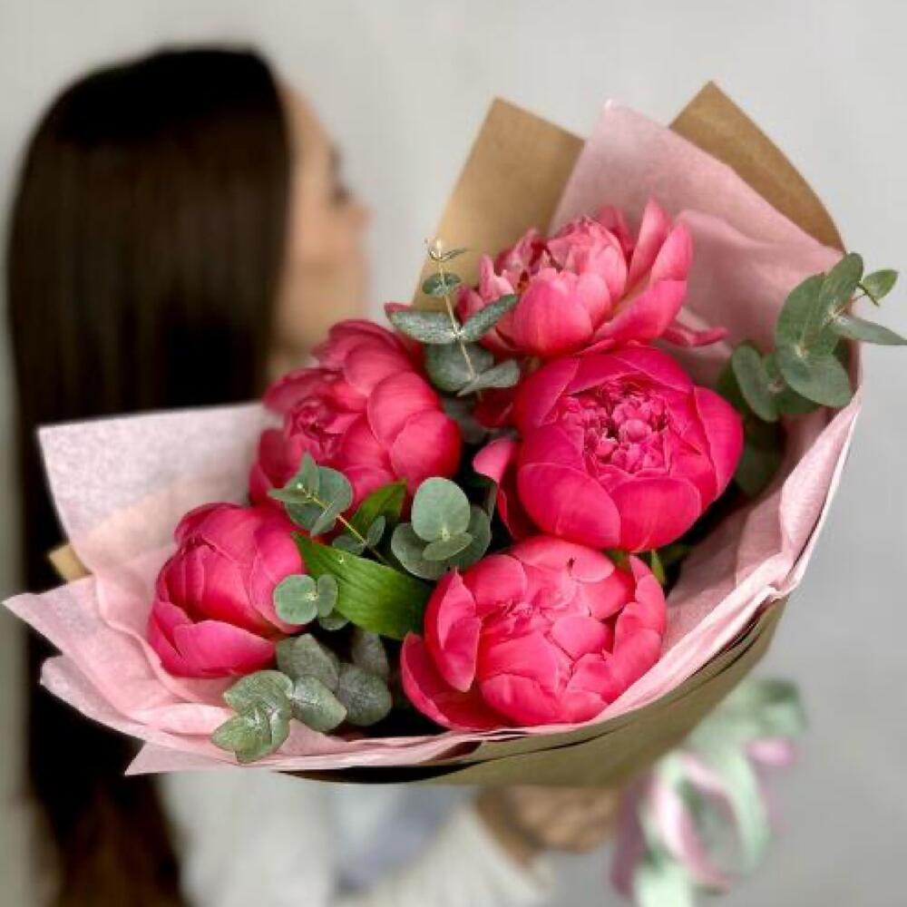 Букет из пионов Coral Sharm и эвкалипта