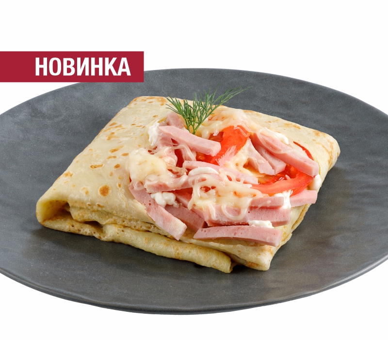Блин с ветчиной, сыром и помидорами
